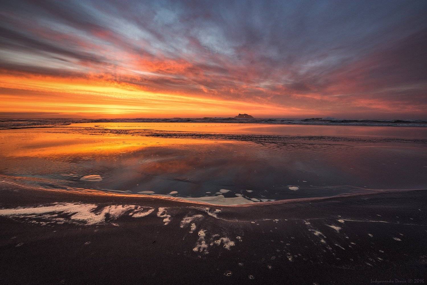 2016, камчатка, лето, море, вода, рассвет, краски, берег, песок, пена, облака, скала, волны, Денис Лукьяненко