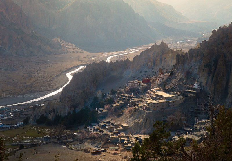 горы закат гималаи непал мананг В дымке заката. фото превью