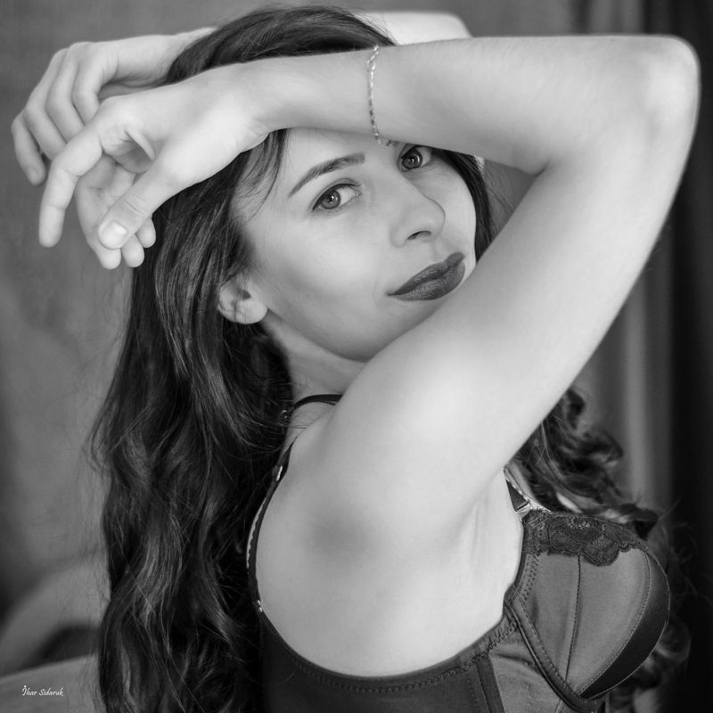 девушка, прическа, лифчик, черный, белый, студия, свет, поза, пальцы, цепочка, улыбка, руки, секси, симпатия Я играю с тобой странную рольphoto preview