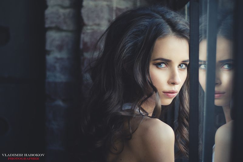 Портрет съемка модель фотограф студия окно  Хитрый взгляд photo preview