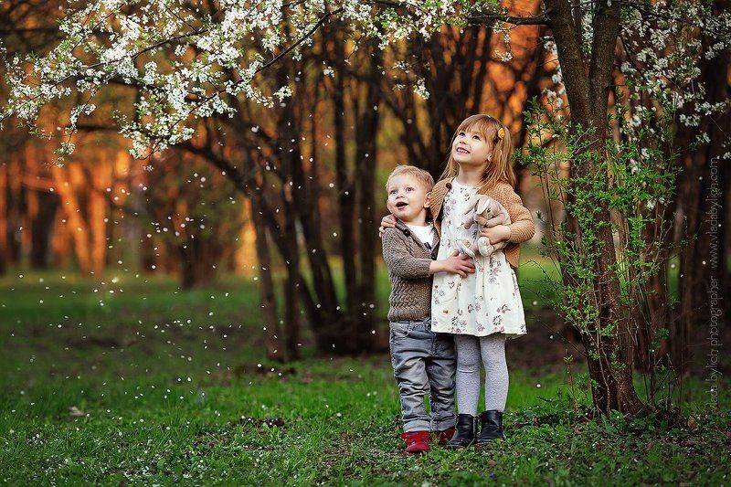 весна, влада Былич, фотограф в Краснодаре, семейный фотограф, детский фотограф, цветы, брат и сестра, детство  photo preview