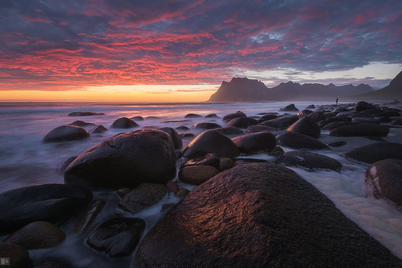 norway, горы, закат, камни, небо, норвегия, облака, пена, песок, пляж, прибой, человек, утакляйв, вествогёй, utakleiv, vestvågøy Море созерцающее песчинкуphoto preview