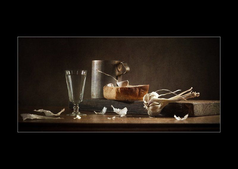 Этюд с зубчиком чеснока и корочкой хлеба.photo preview