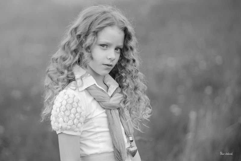 девочка, взгляд, рубашка, платок, сердечко, волосы, прическа, луг, глаза, настроение, детство, взрослость, губы, ворот Леркаphoto preview