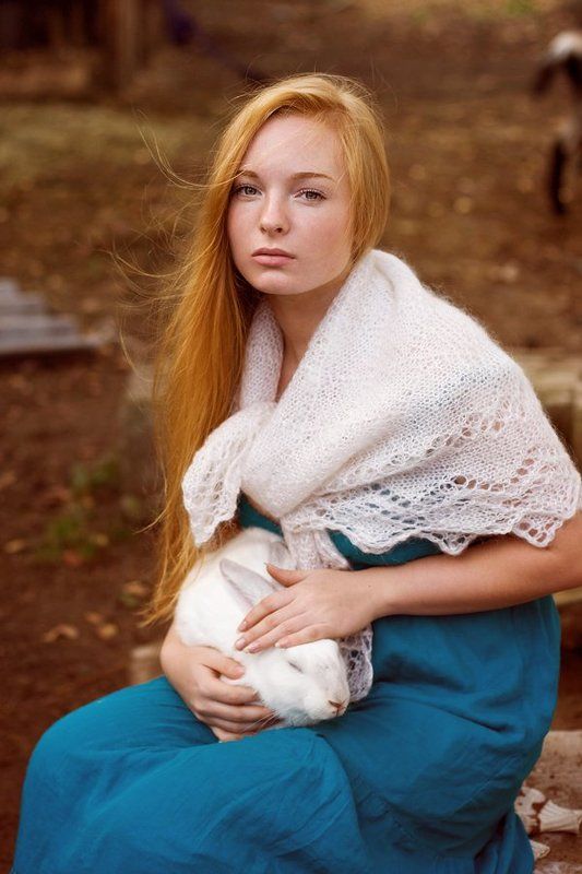 Лиза и белый кроликphoto preview