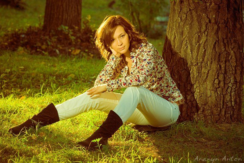 девушка, парк, грусть, задумчивость Задумаласьphoto preview