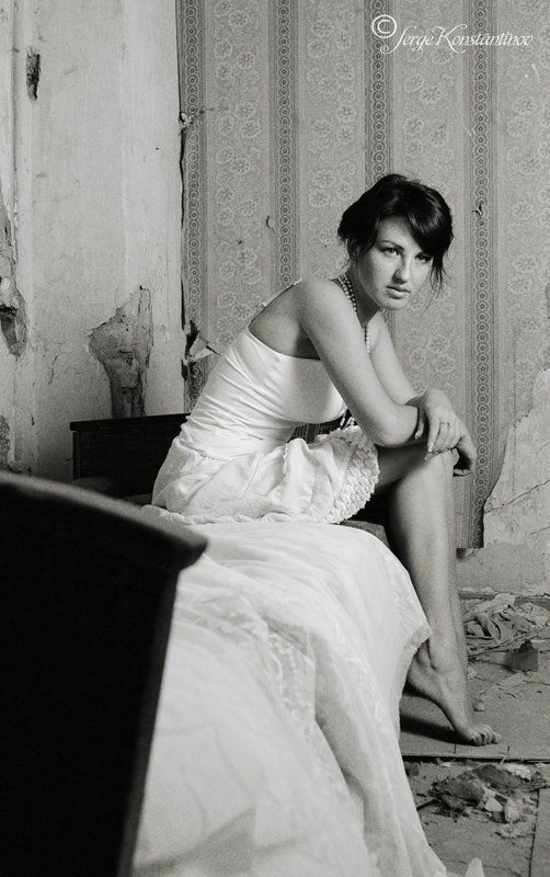 ч/б, арт, black and white, пленка, тень, девушка, young girl, дом, трущобы, завод, тобак, кровать, свет, old house, nikon, d300, nikon d300, казань ТОБАКОphoto preview