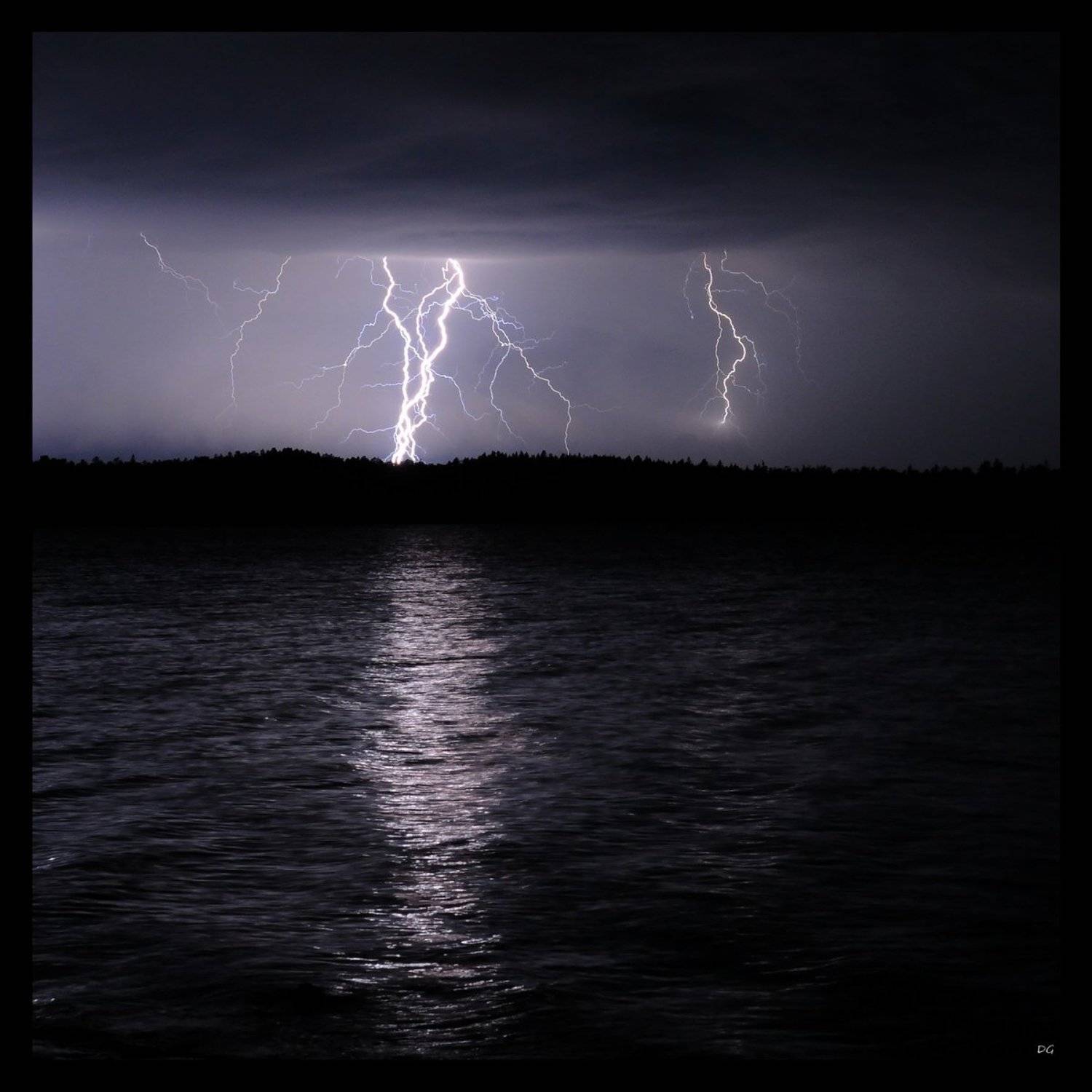 Dance of Energy (3). Автор: D.G. молния, озеро, фмнляндия, D.G.