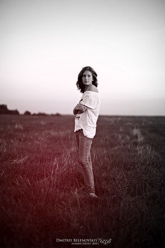 девушка, трава, поле red spotphoto preview