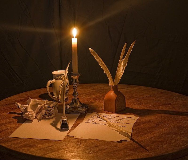 В неверном пламени свечи ...photo preview