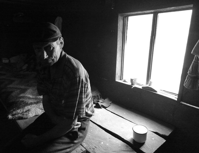 окно,человек,карпаты у окна.photo preview