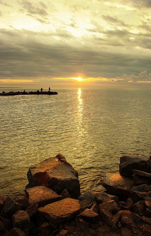 Только море не спит и рыбак с ним не праздный...photo preview