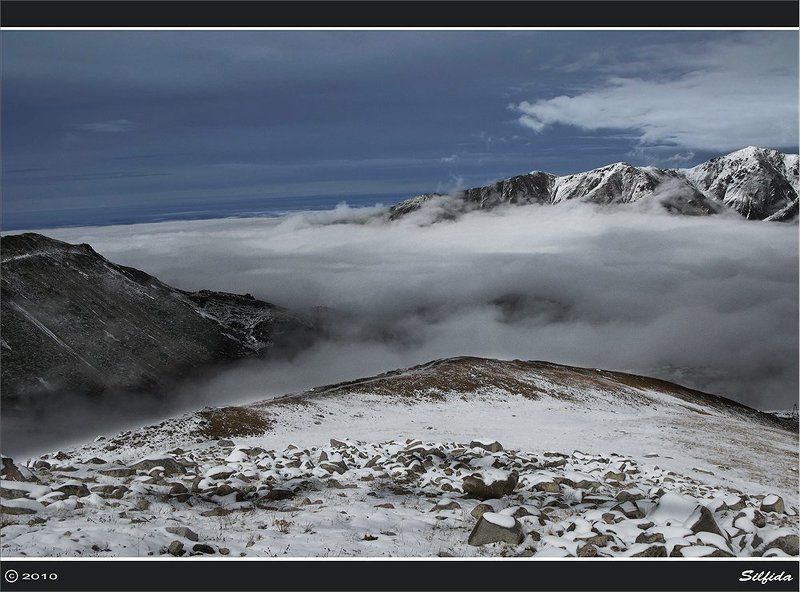 горы, облака, снег А там внизу снег идёт.photo preview