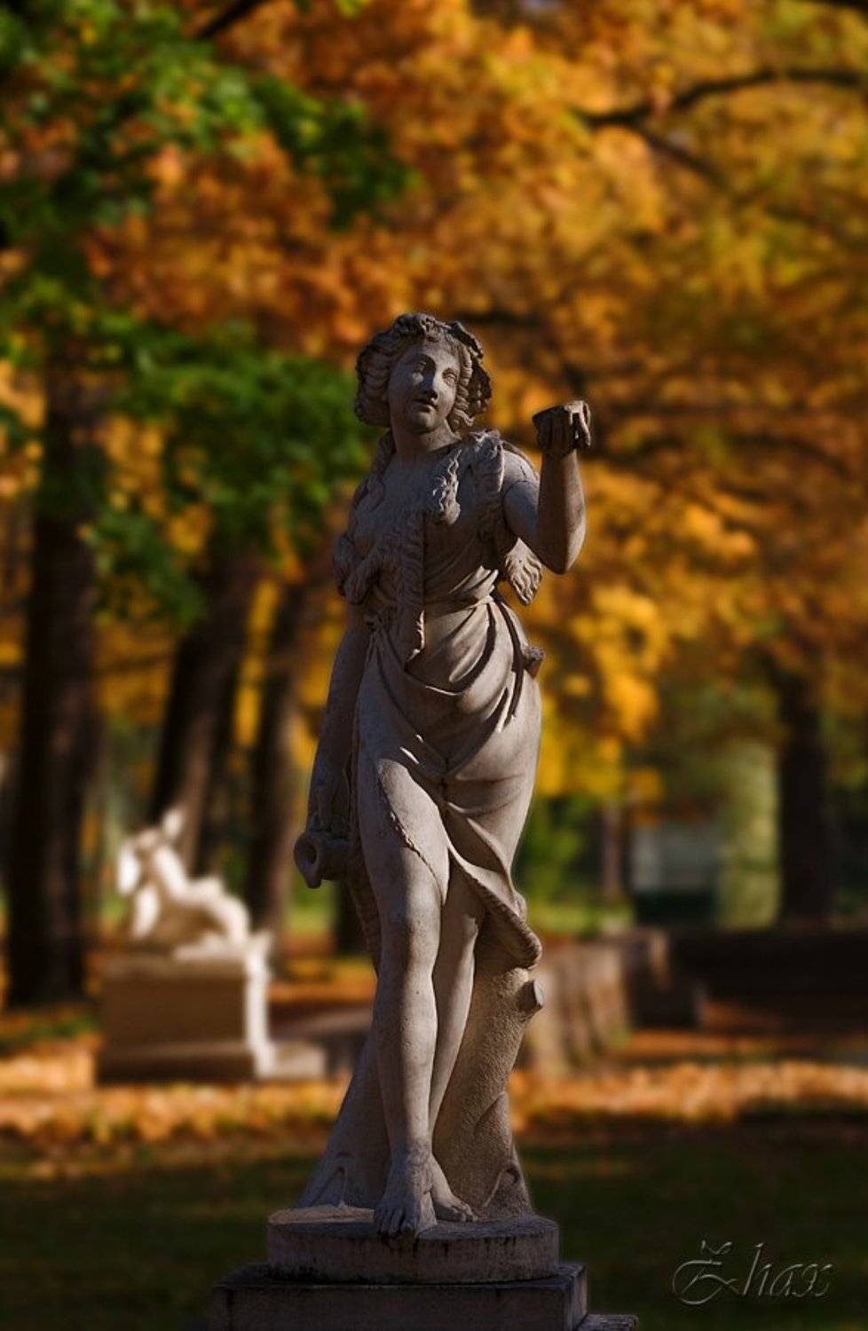 В свете золотом .... Автор: Малыш осень, парк, скульптура, листва, Малыш