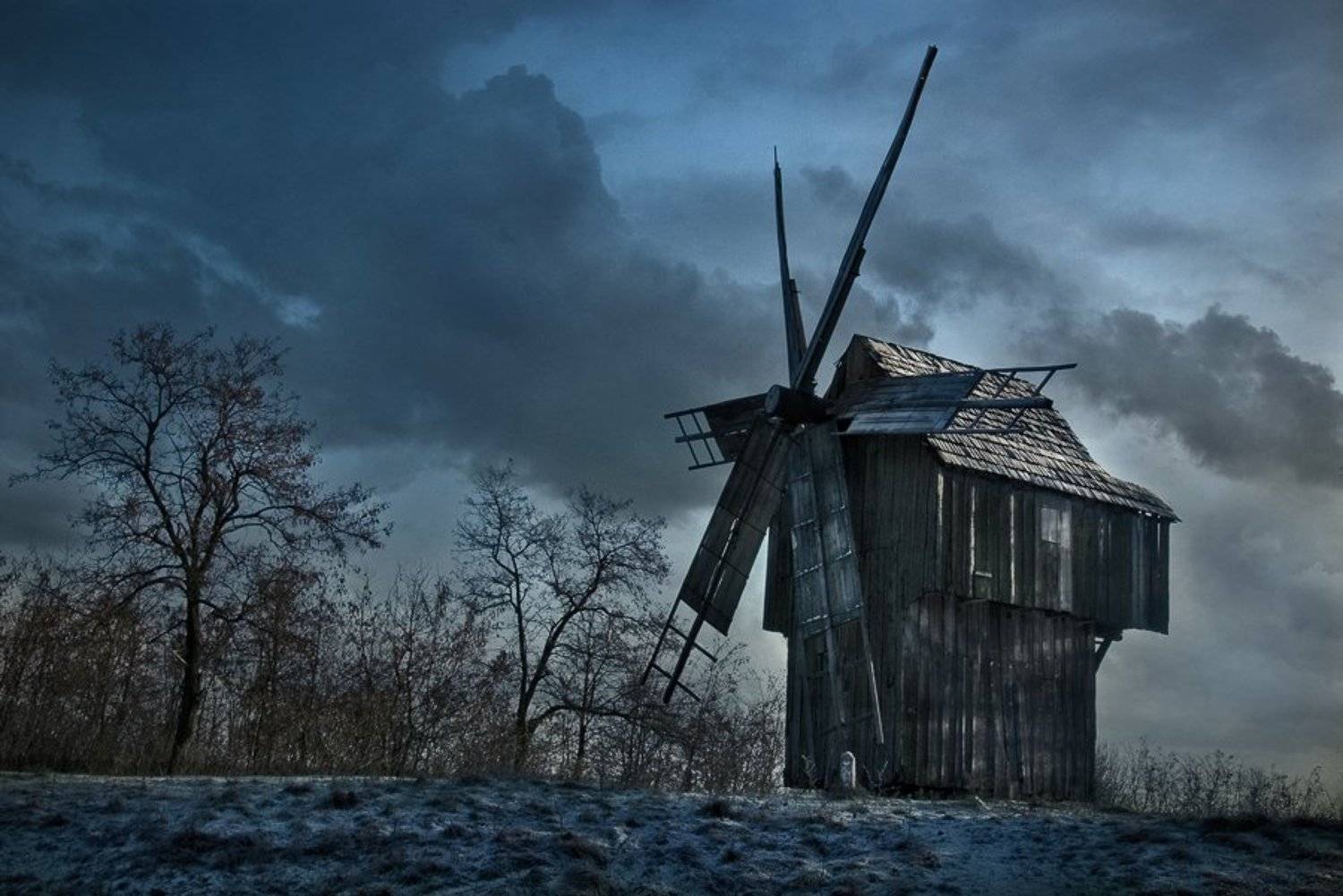 Старый слуга ветра. Автор: lad_i_mir пейзаж, мельница, небо, ветер, тучи, старый, слуга, lad_i_mir