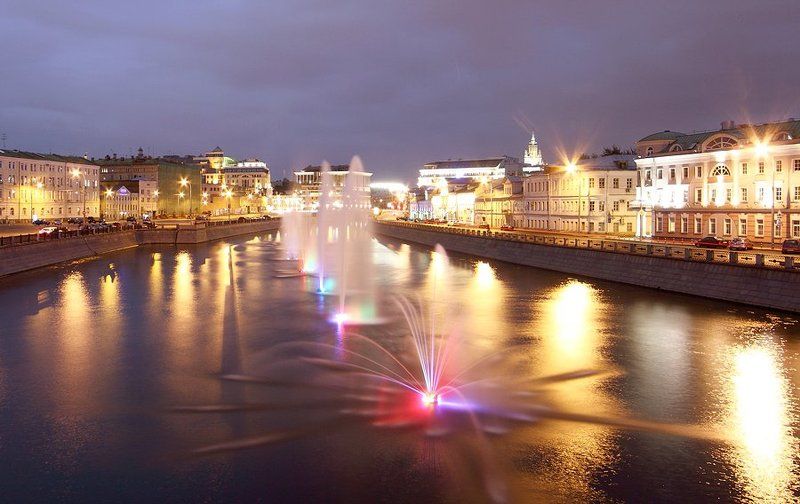 москва, мост, ночь, огни города, двое, фонтаны Первые впечатления о Москвеphoto preview