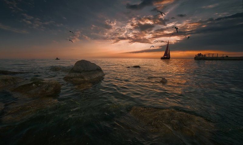 Остались лишь закат и море,и целая вселенная вокругphoto preview