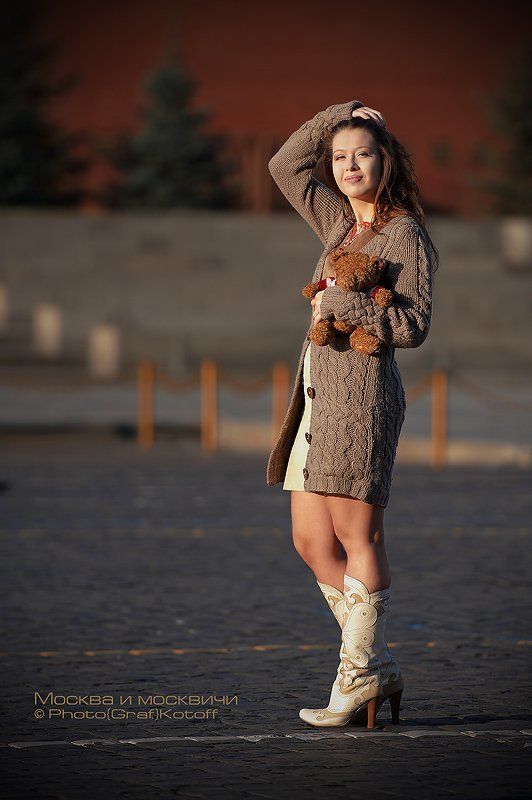 девушка, площадь, медвежонок Утро красит нежным светом.....photo preview