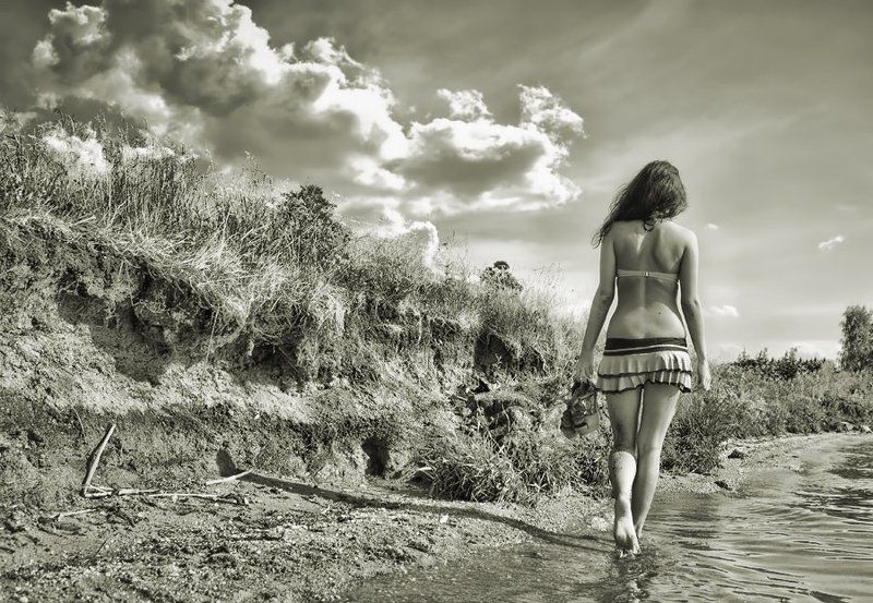 девушка, пляж, лето По песку шагаяphoto preview