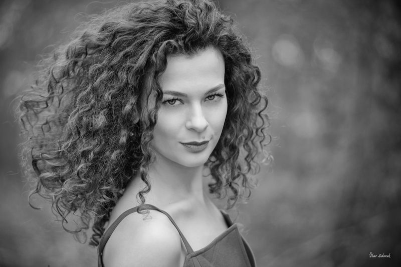 девушка, лицо, глаза, кожа, взгляд, черный, волосы, прическа, настроение, губы, сережка, лес Alinaphoto preview