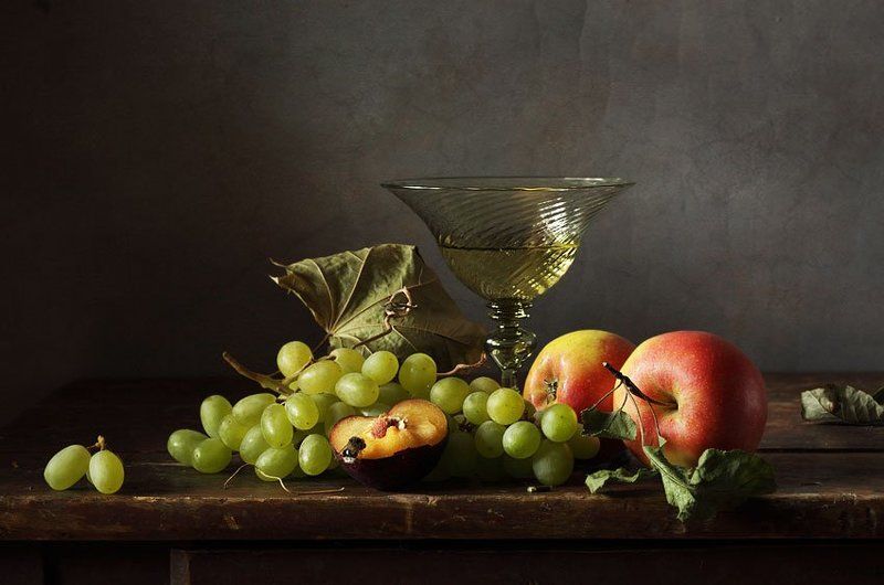 Виноград, яблоки и половинка сливыphoto preview