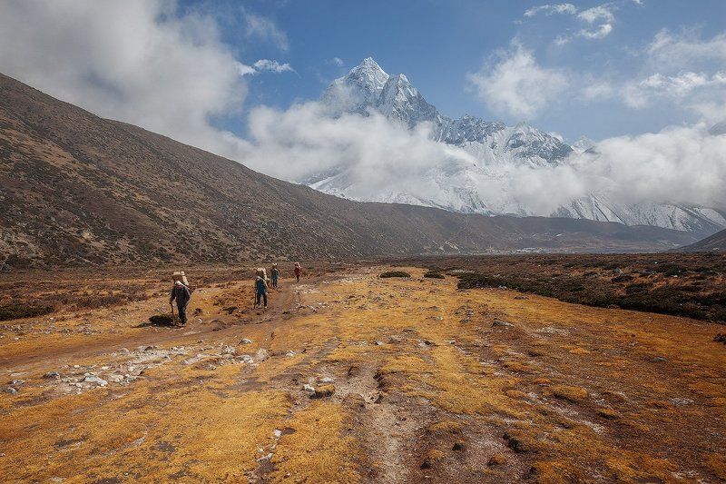 непал,гималаи, эверест,горы,небо,облака Прикоснуться к небуphoto preview