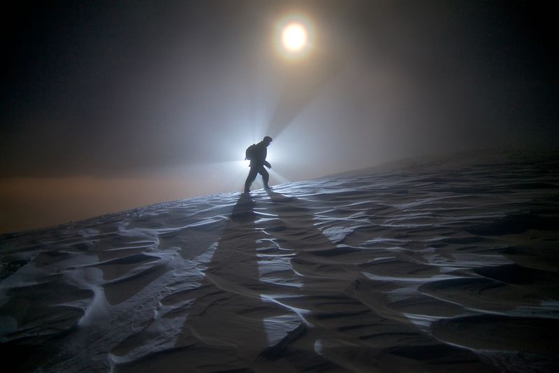 ночь, лунное гало, север, путник, снег, горы, наст, Одинокий путникphoto preview