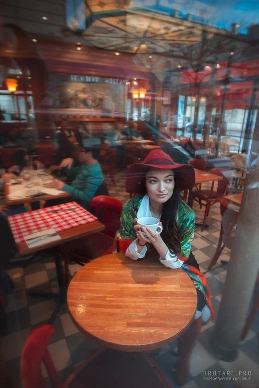 В Парижском кафеphoto preview