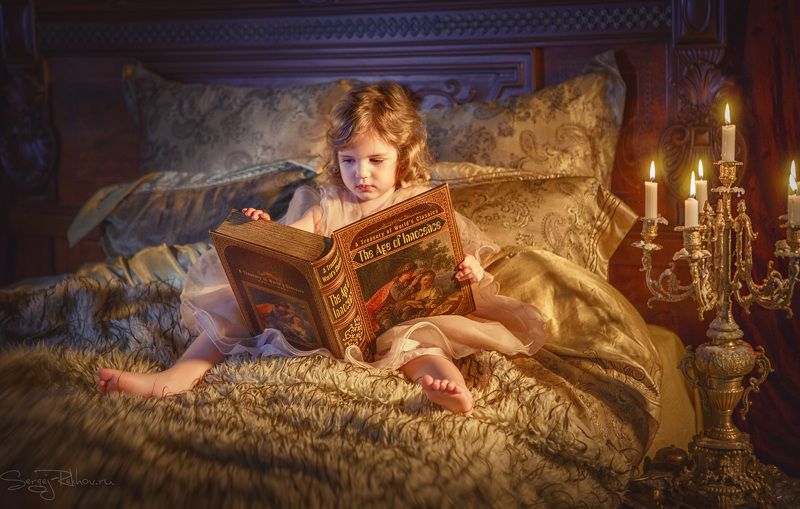 девочка, студия, ночь, книга, чтение Любопытный ребёнокphoto preview