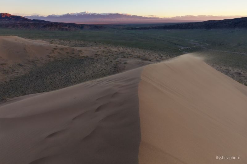 рассвет, поющий бархан, песок, национальный парк, казахстан, пейзаж, бархан, горы, долина Поющий Барханphoto preview