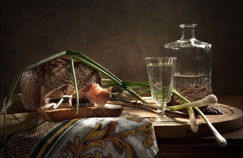 Рюмка водки, зеленый лук и немного скумбрииphoto preview