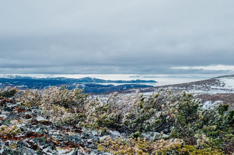 море, небо, горы, холмы Холодной весной у моряphoto preview