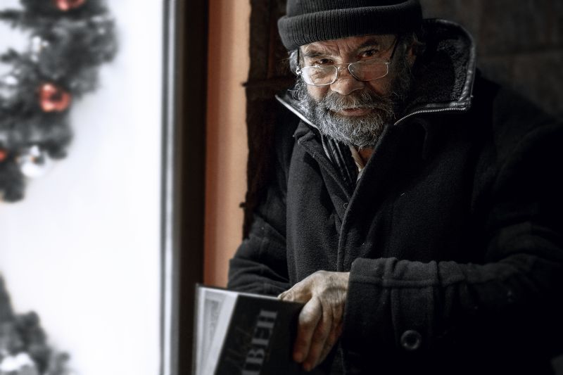 Старик с книгойphoto preview