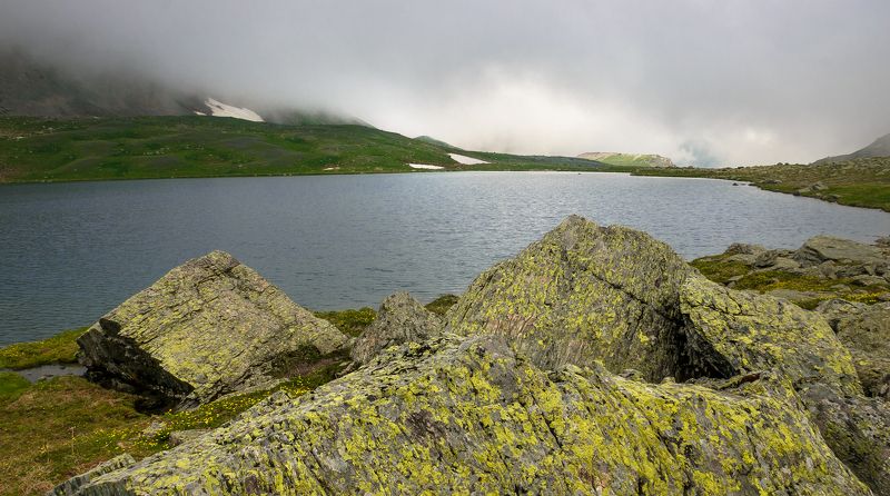 геометрия, горы, архыз, перевал, перевал федоеева, камни, глыбы, лишайник, озеро, вода, туман, лето, июль, путешествия Горная геометрияphoto preview
