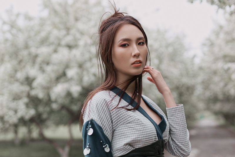 тюмень, портрет, цветущие яблони Даринаphoto preview