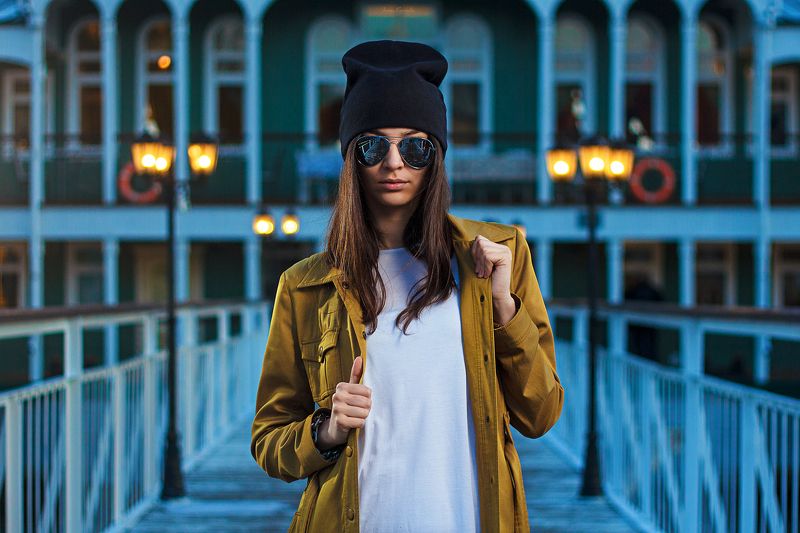 люди, девушка, портрет, улица, очки, брюнетка, шапка, стиль, мода, город, улица, фонари, ресторан, пристань, цвет, одежда, вечер, картинка, фото, линии Дашаphoto preview