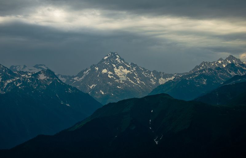 горы, архыз, лето, июль, путешествия, снежник, вершина, гряда, скалы, небо Лицо вдалиphoto preview