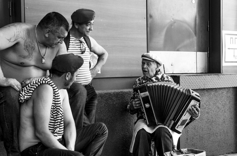 стрит, черно-белое, люди, жанр, музыка, песня, мужчины, армия Вспоминая былые времена....photo preview