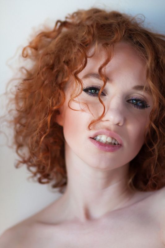 Портрет, рыжая, свет от окна Вераphoto preview