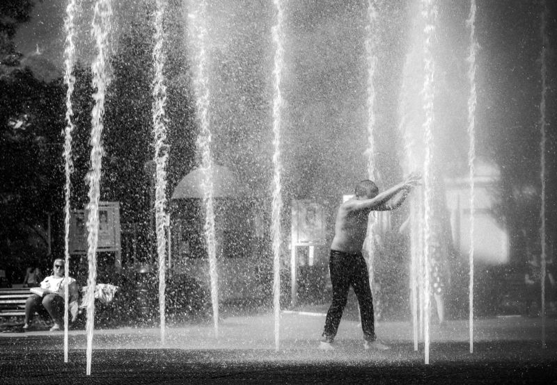стрит, черно-белое, дети, фонтан, город, улица Порталphoto preview