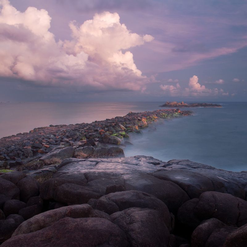 закат океан камни облака море Цвет закатаphoto preview