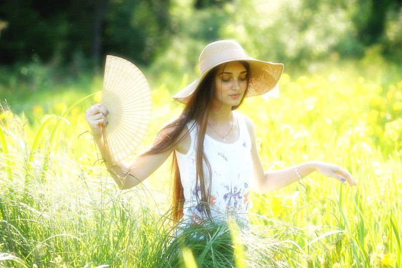 Дівчина з віялом фото превью