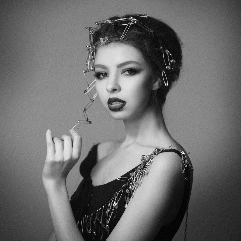 portrait, young, beauty Скрепочницаphoto preview