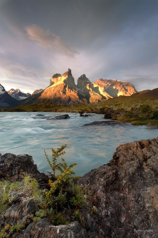 пейзаж, закат, природа, Чили, Патагония, золотой час, фототур, горы, торрес дель пайне, национальный парк, перо, река, озеро, небо золотой часphoto preview