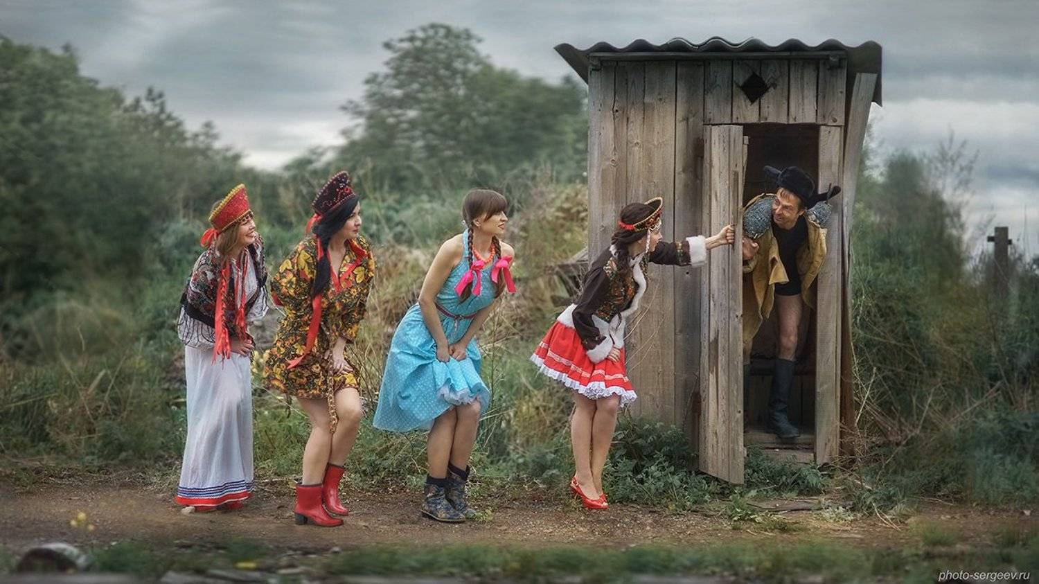 "Наша Russia". Автор: Александр Сергеев деревня, фольклор,шутка,юмор,девушки,мужик,туалет, Александр Сергеев