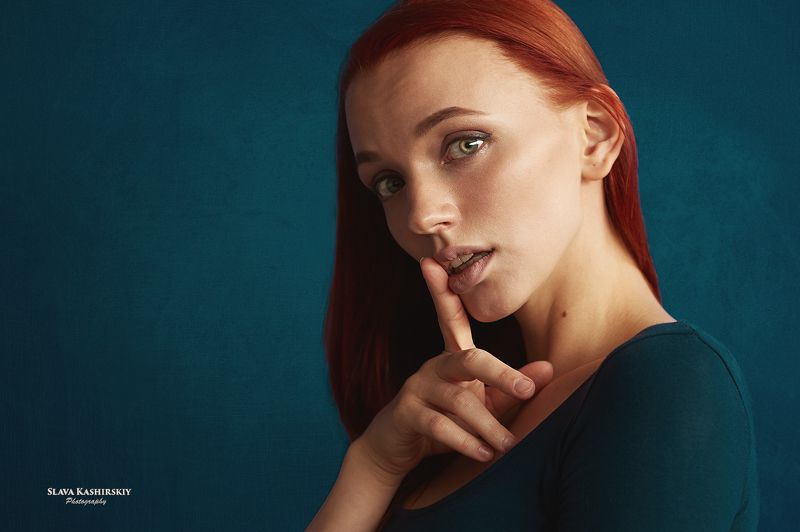 полина, огненные волосы, рыжая, глаза, синий фон Polinaphoto preview