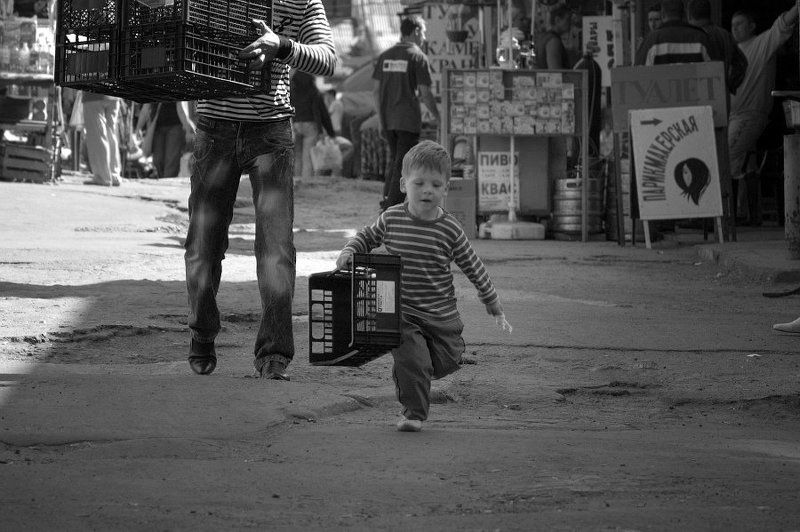 малыш, помощник ... папа, я тебе помогу донести...photo preview