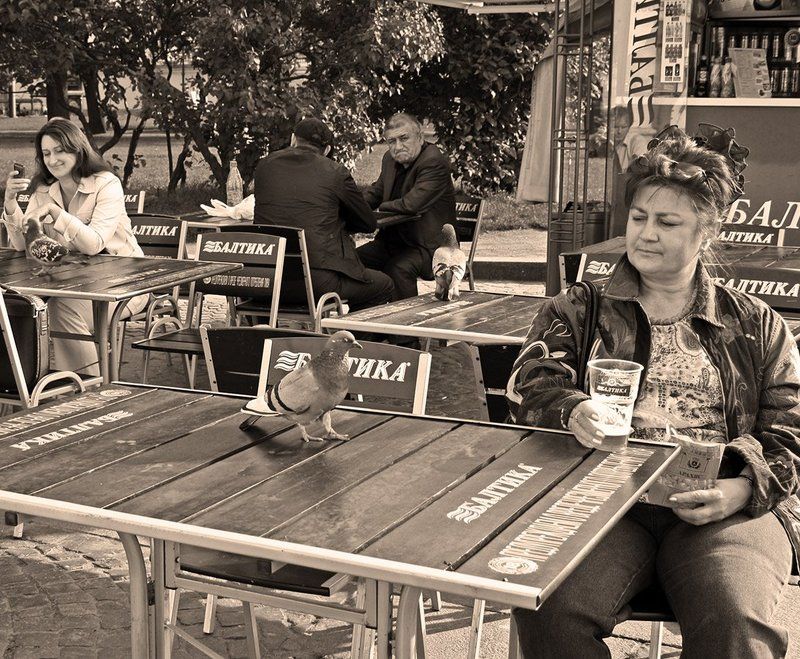 Про разное одиночество за соседними столикамиphoto preview