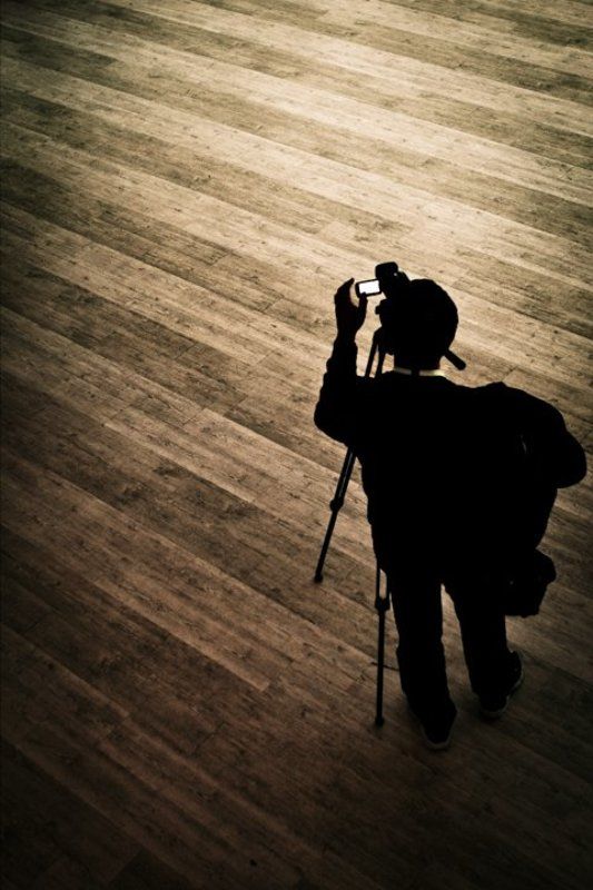 интерра, видеограф, человек, силуэт, тени, штатив, видеокамера, съемка, паркет, кофейный, контраст Видеографphoto preview
