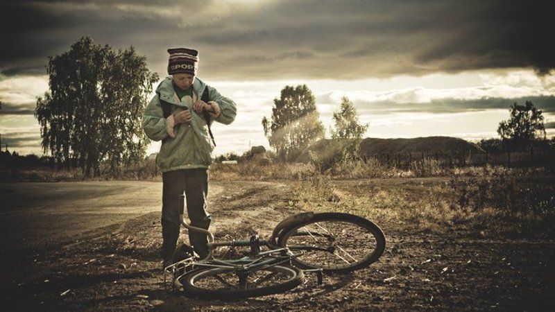 деревня, село, сельская, местность, поселок, дорога, обочина, мальчик, велик, велосипед, застегивает, пуговицу, пуговица, пейзаж, облачность, луч, лучик, солнца На обочинеphoto preview